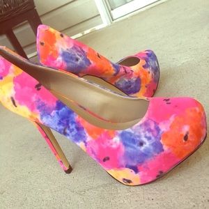Women’s multicolored floral pumps